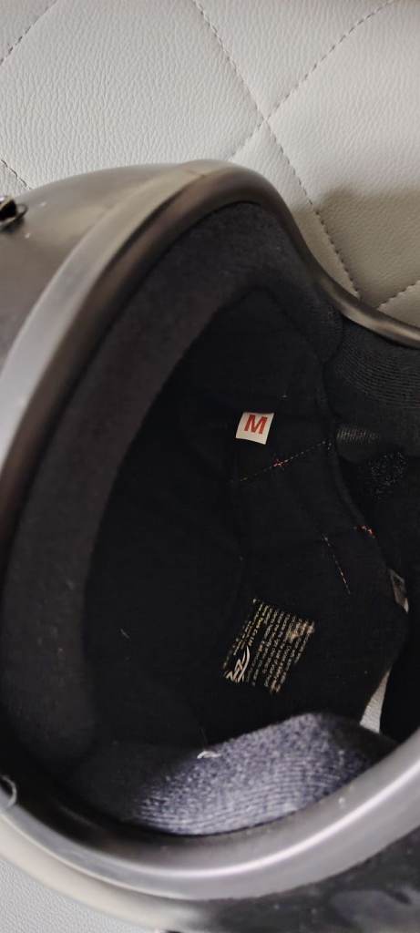 Retro looking motorbike helmet size M