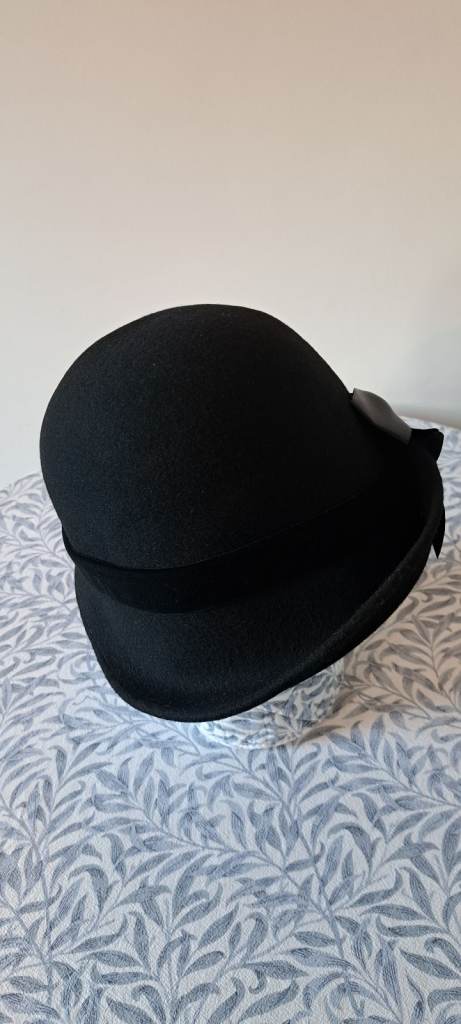 LADIES’ BLACK WOOL FELT CLOCHE FLAPPER GIRL DESIGNER HAT WITH SATIN BOW BY VIV KNOWLAND.  UNUSED