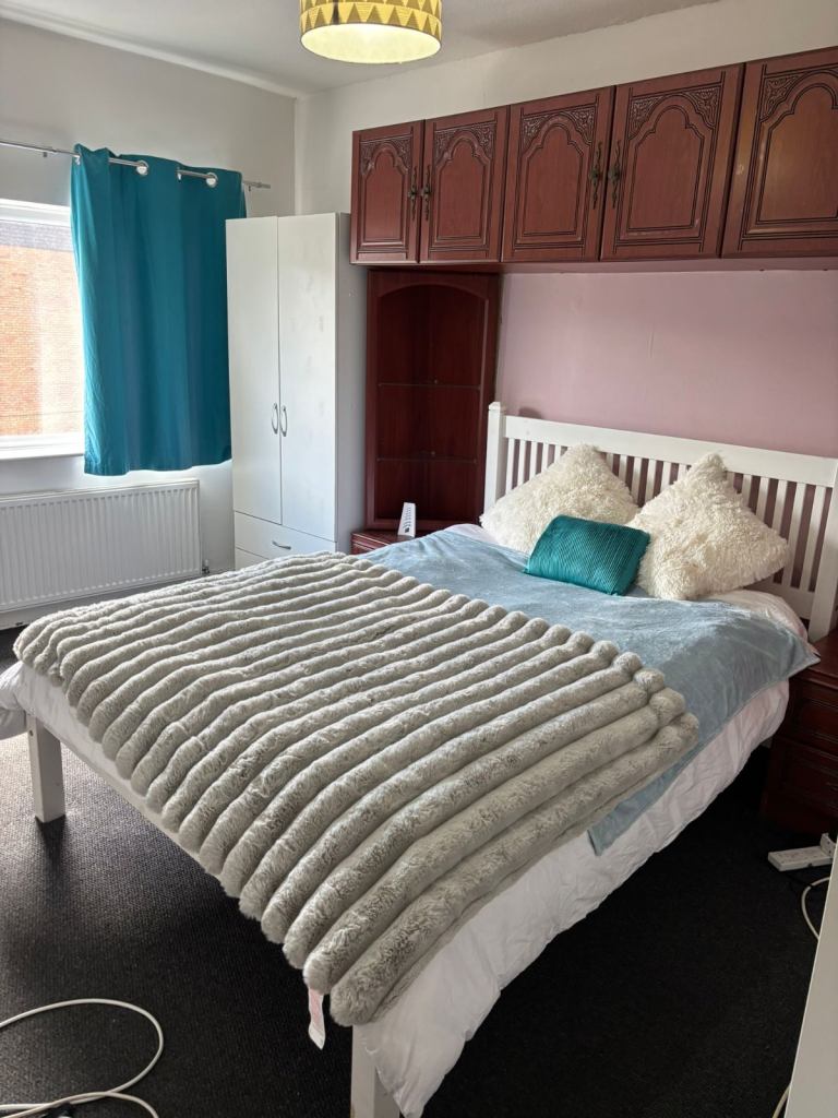 Large room nr edgware/Canons Park tube