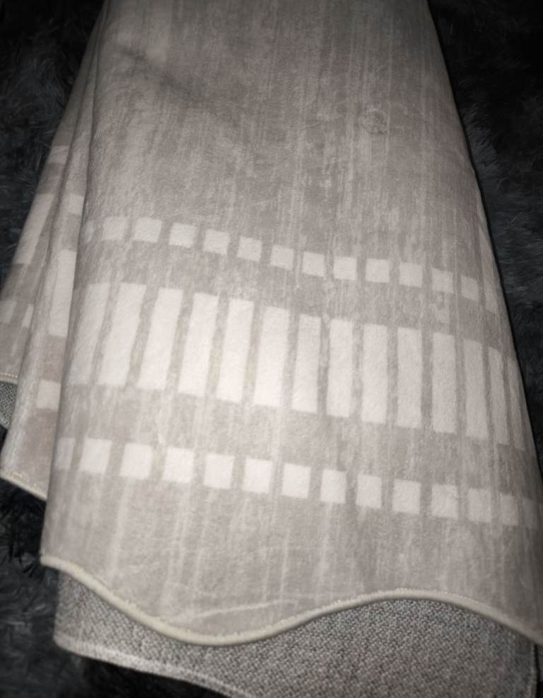 Large low pile carpet with scalloped edges, living room area rug 160 x 230 cm