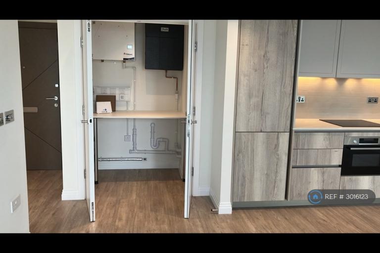 1 bedroom flat in Gasholder Place, London, SE11 (1 bed) (#3016123)