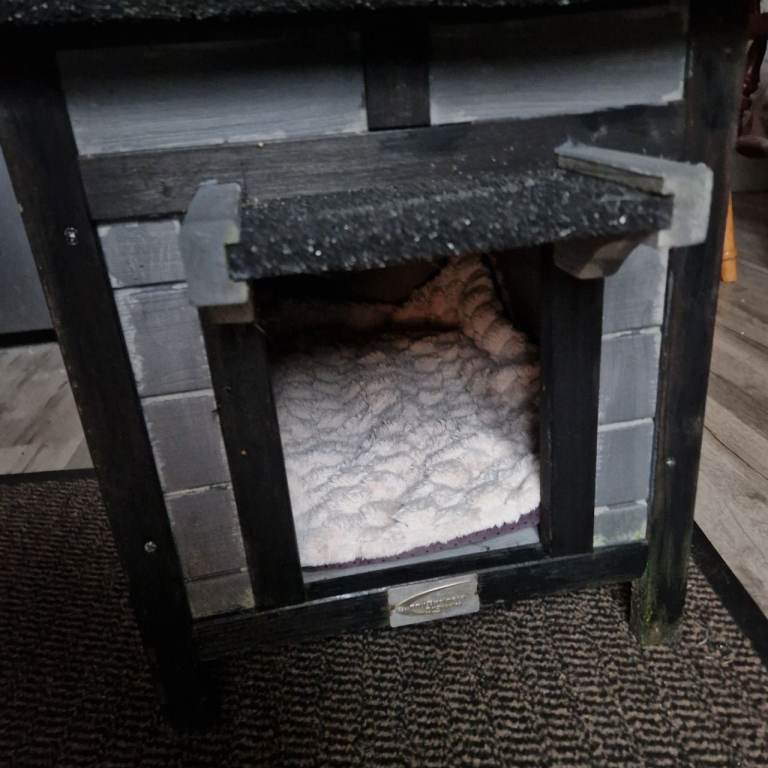 Outside cat house fpr sale 