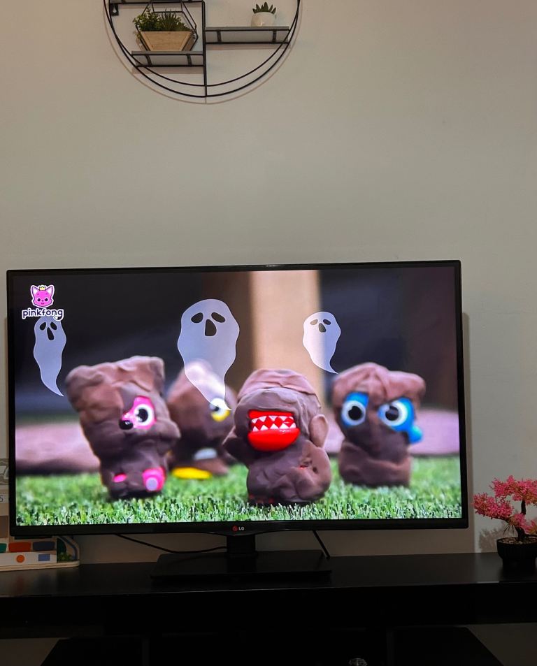 LG smart TV  47inches    , great condition 