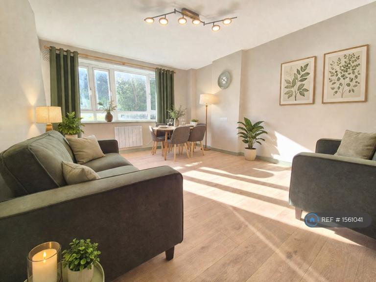 4 bedroom flat in Lindale, London, SW19 (4 bed) (#1561041)