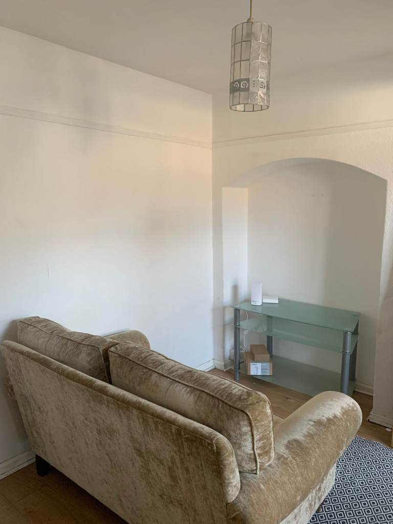 BRIGHT DOUBLE ROOM FOR RENT 