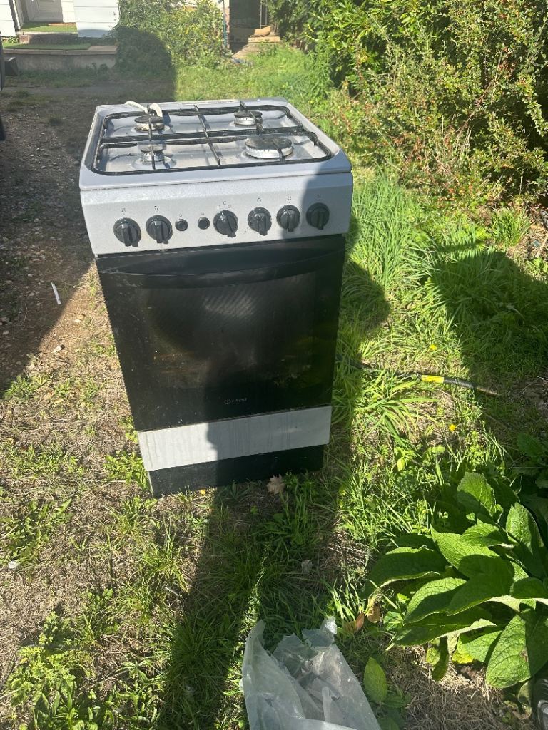 Freestanding Gas Cooker with Oven – Good Condition