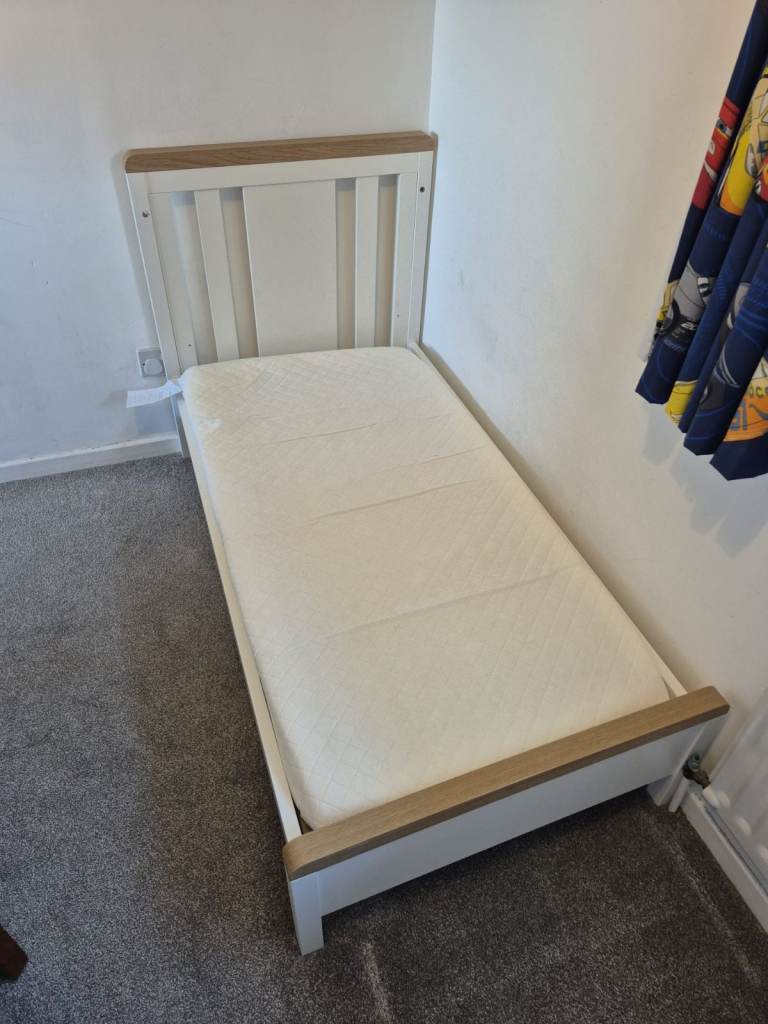 Mamas & Papas Cot/cotbed with mattress, great condition. 