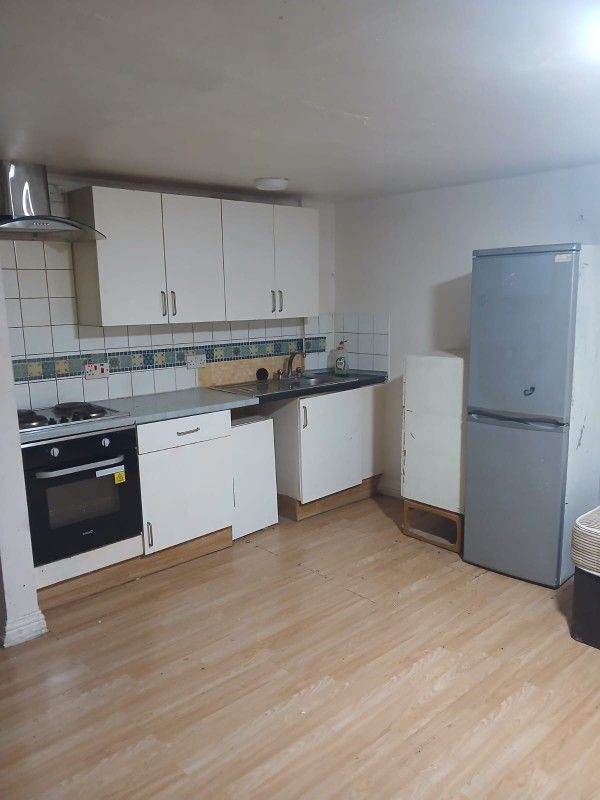 one bedroom flat to let @ CT17 9SP close to dover town centre & BR station available now !!