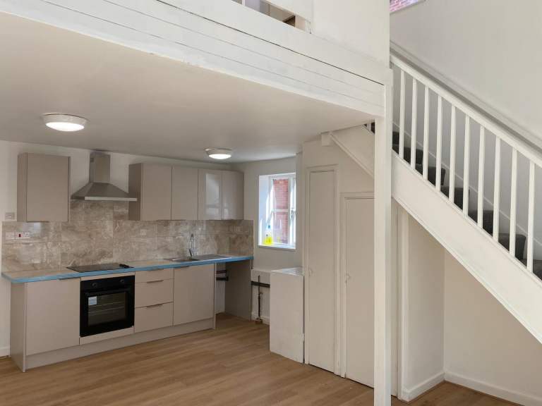 1 BEDROOM HOUSE THORNT HEATH UC ACCEPTED