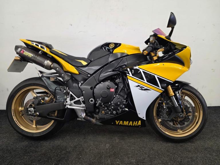 YAMAHA YZF R1 ** AKRAPOVIC EXHAUST - ASV LEVERS - SEAT COWL **