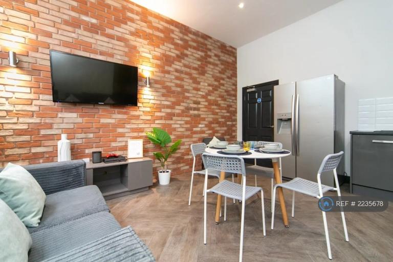 6 bedroom flat in Great Newton Street, Liverpool, L3 (6 bed) (#2235678)