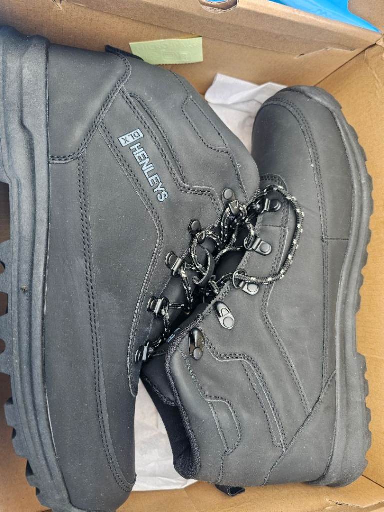 Brand new mens henleys black boots size 11