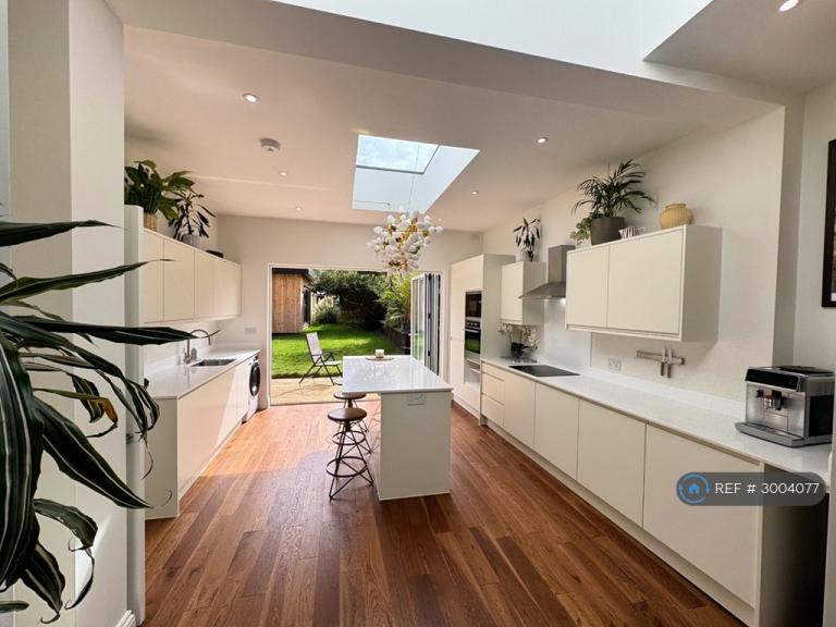 4 bedroom flat in Marlow Road, London, SE20 (4 bed) (#3004077)