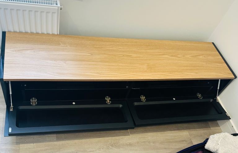 Modern TV Stand – Oak Top, Black Base