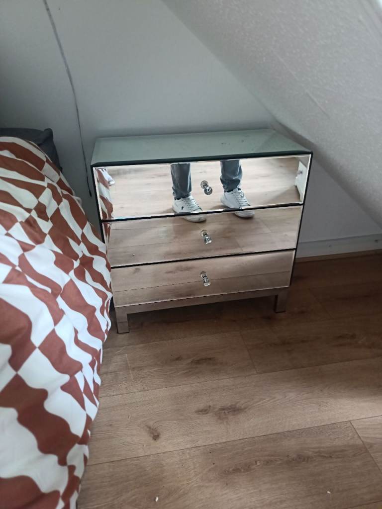 Mirrored drawers 