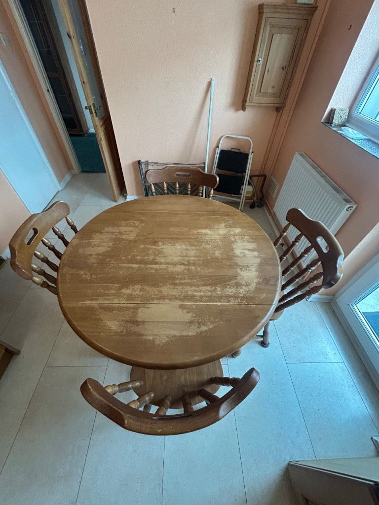 1980s style farmhouse pine table and 4no chairs 