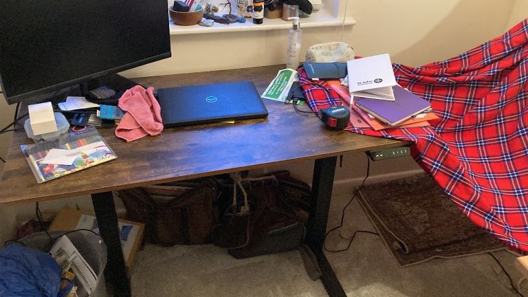 Electric standing desk