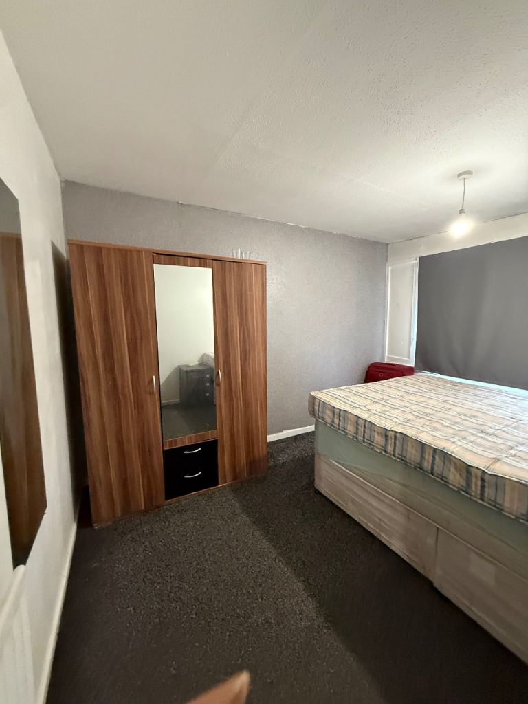 Room available for rent 