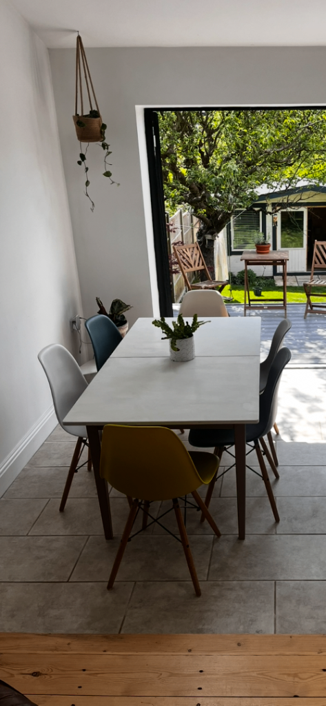 Extendable dining table white 