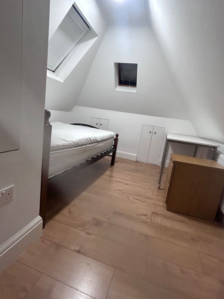 North London have an spacious single loft room to rent