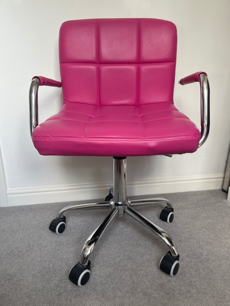 Office, bedroom, hairdressing chair.