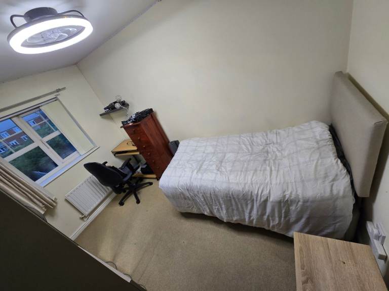Single room with private bathroom 