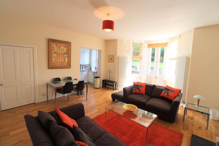 South facing Flat with patio area, shared garden and access ti pleasure gerdens