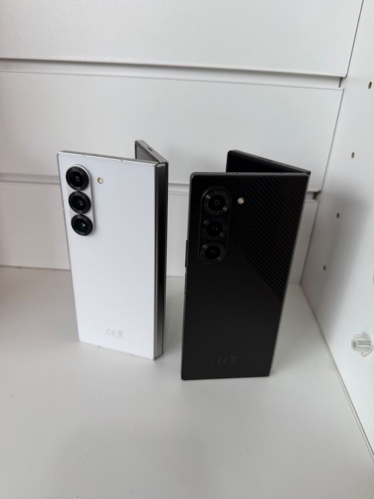 Samsung Galaxy Z fold 6 White and black 256gb unlocked like new Each £599