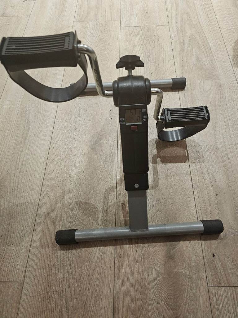 Free standing pedals, good for exercise while sitting.  Collection S6