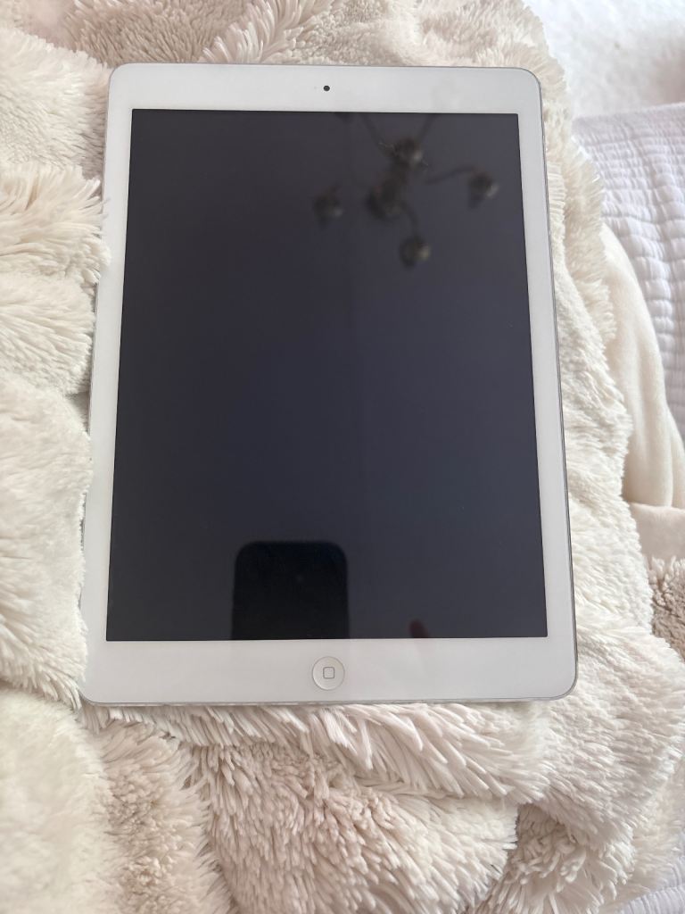 Apple iPad Air – White, Good Condition