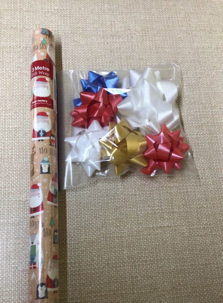 Christmas Gift Wrap 3m Paper Roll & 6 Bows