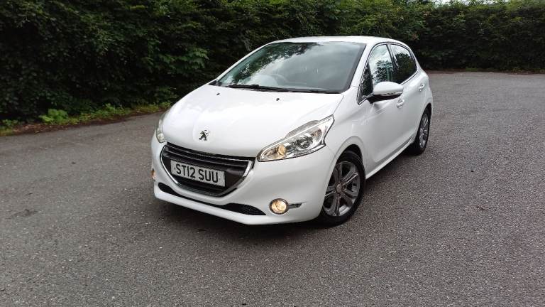 2012 Peugeot 208 diesel 1 year MOT £20 tax service history 