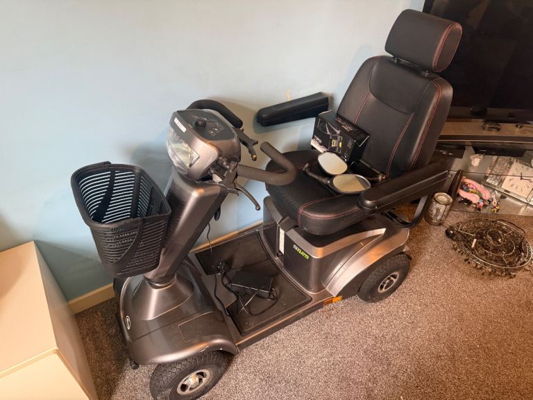 STERLING S425 MOBILITY SCOOTER - MUST COLLECT