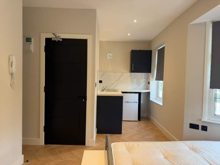 First floor self-contained studio flat in South Harrow