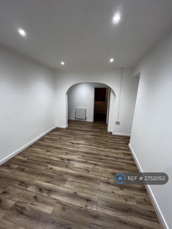 1 bedroom flat in Pant Yr Heol, Neath, SA11 (1 bed) (#2752053)