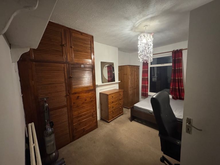 LARGE DOUBLE ROOM TO RENT IN REDHILL 
