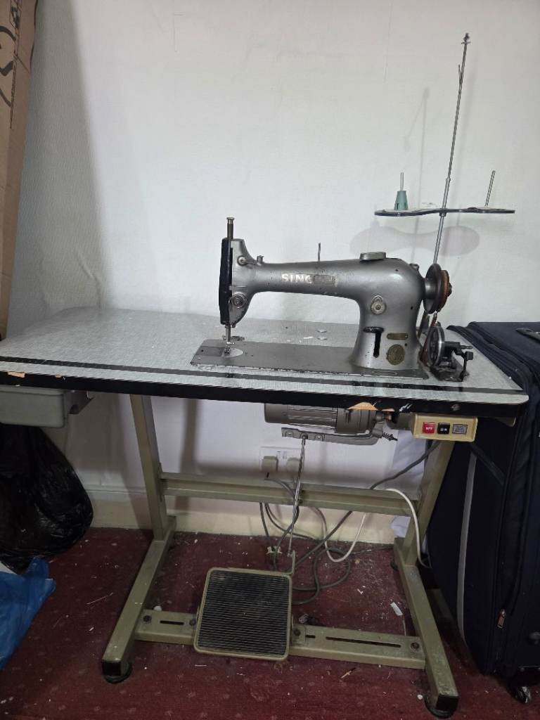 Singer sewing machine with table 