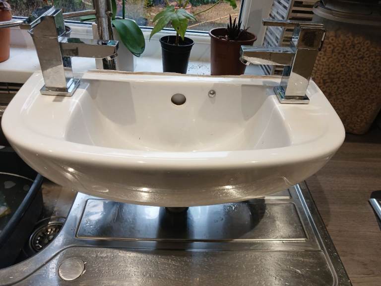 Rak cloakroom sink