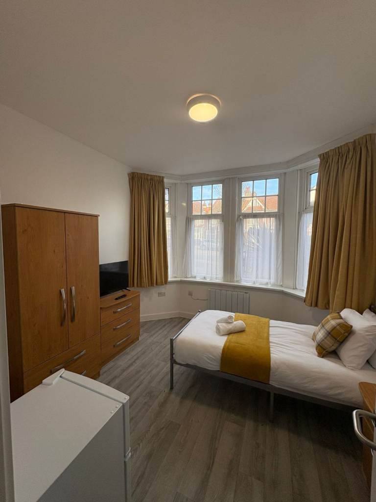 Serviced Premium Ensuite Room –Bills Included + Weekly Cleaning – Palmers Green station (7 min walk)