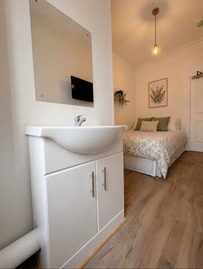 Room to let - with en-suite 