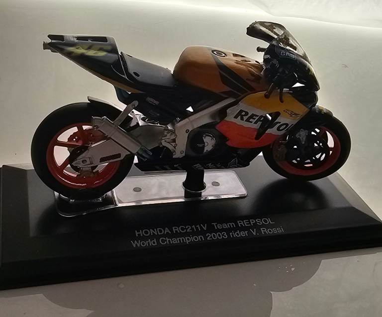 Honda RC211V Team REPSOL Valentino Rossi Model Bike – World Champion 2003