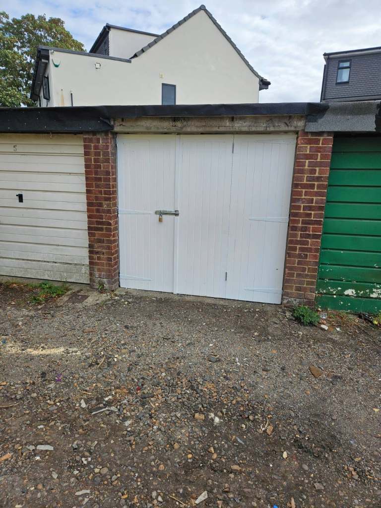 ​CR7 ~ Lock Up Garage ~ ​To rent ~ Brigstock Rd, Thornton Heath CR7 7JP ~ New Roofs and doors!