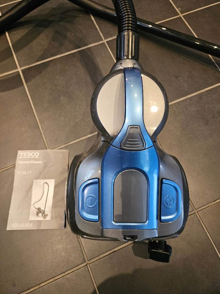 Tesco 700W Bagless Cylinder Vacuum Cleaner