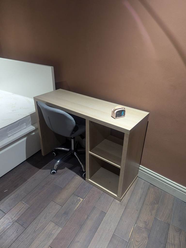 Desk and chair like new