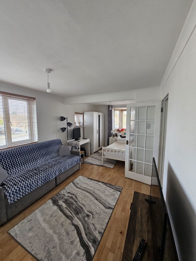 2 bedroom maisonette for rent 