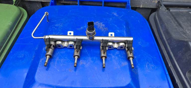 Mini cooper s, r55, r56, fuel rail with injectors 