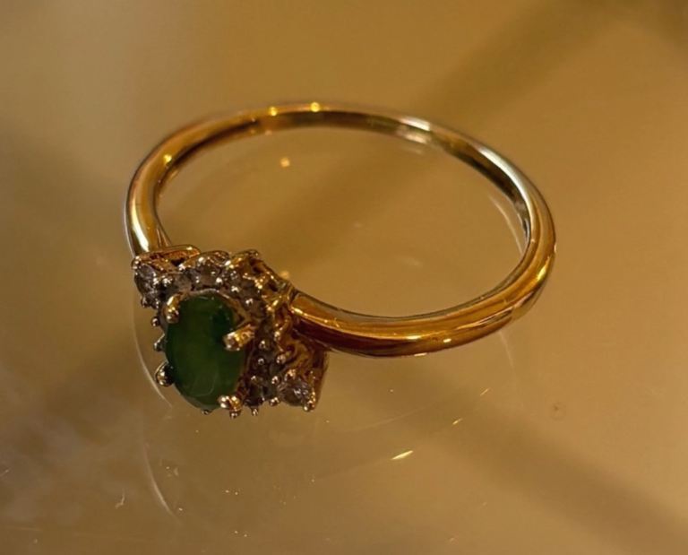 Stunning Emerald and Diamond 9ct Gold Ring