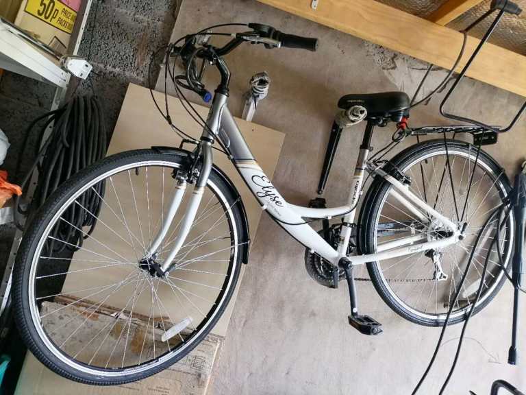 28" Ladies’ Elyse Comfort Hybrid Bike – Perfect Condition