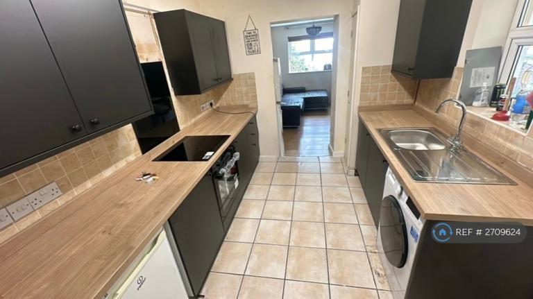 5 bedroom house in Thackeray Road, Southampton, SO17 (5 bed) (#2709624)