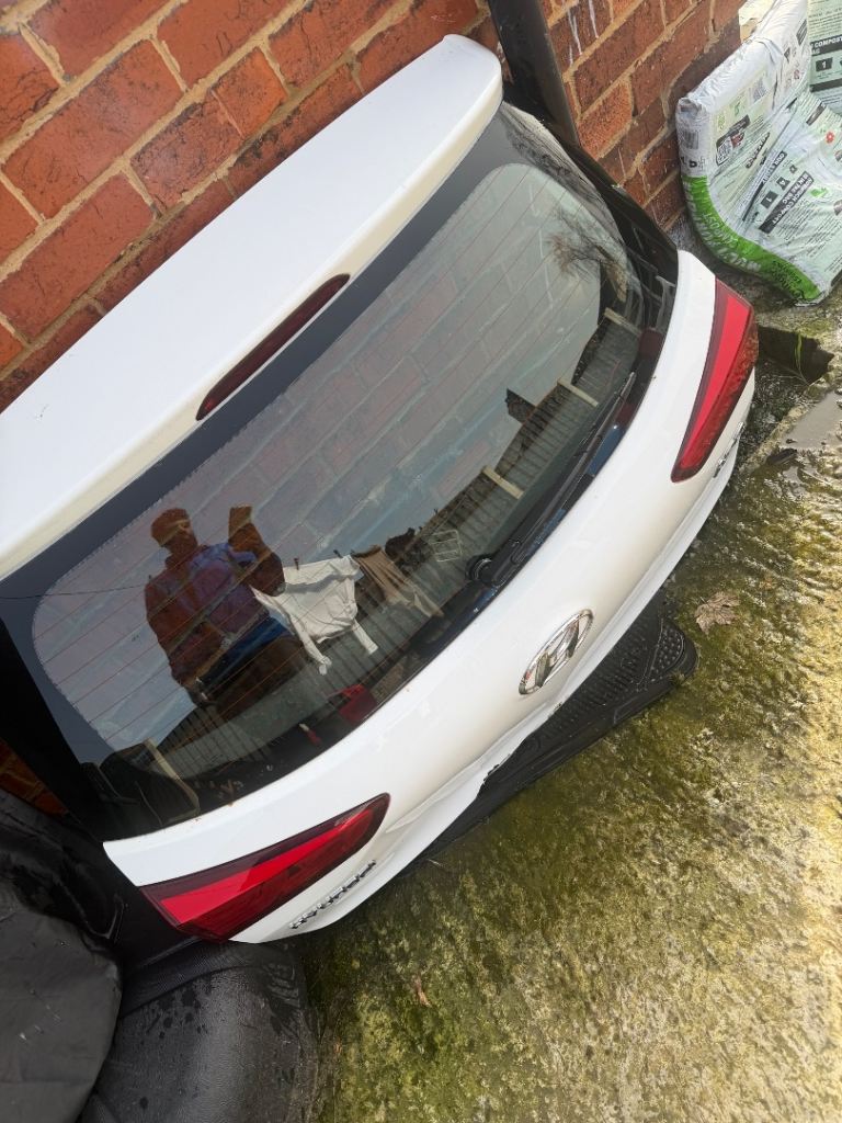 White Hyundai i20 2017 boot
